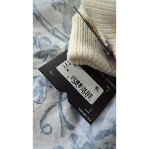 Isotoner Ivory Cable Knit Women's Gloves NWT - Picture 2 of 3